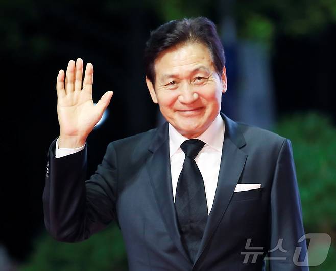 배우 안성기가 5일 서울 용산구 순천향대병원에서 향년 74세를 일기로 별세했다. 사진은 2021년 제26회 부산국제영화제 개막식 레드카펫 행사에 참석하는 배우 안성기. (뉴스1 DB) 2026.1.5/뉴스1