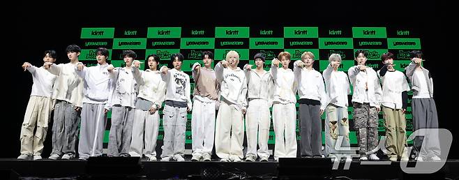 아이덴티티(idntt)의 두 번째 유닛인 예스위아(yesweare)가 5일 서울 용산구 한남동 블루스퀘어에서 가진 쇼케이스에서 포즈를 취하고 있다. 2026.1.5/뉴스1 ⓒ News1 권현진 기자