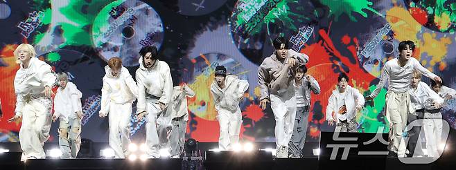 아이덴티티(idntt)가 5일 서울 용산구 한남동 블루스퀘어에서 가진 쇼케이스에서 신곡을 선보이고 있다. 2026.1.5/뉴스1 ⓒ News1 권현진 기자