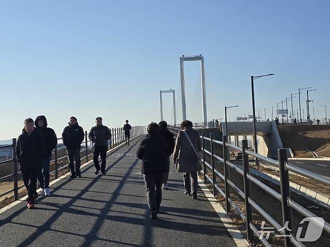 제3연륙교에 마련된 보도를 통해 시민들이 산책에 나서고 있다. / 뉴스1 ⓒ News1 유준상 기자