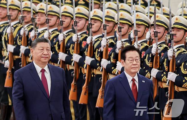 이재명 대통령과 시진핑 중국 국가주석이 5일 베이징 인민대회당에서 열린 이 대통령 공식환영식에서 의장대를 사열하고 있다. 2026.1.5/뉴스1 ⓒ News1 허경 기자