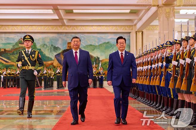 이재명 대통령과 시진핑 중국 국가주석이 5일 베이징 인민대회당에서 열린 이 대통령 공식환영식에서 의장대를 사열하고 있다. (공동취재) 2026.1.5/뉴스1 ⓒ News1 허경 기자