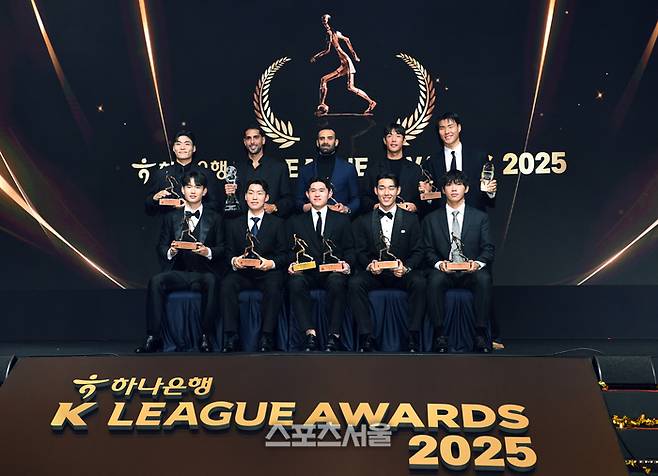 지난달 ‘하나은행 K리그 2025 대상 시상식’에서 K리그1 베스트11 선수들이 기념촬영을 하고 있다. 윗줄 왼쪽부터 전북 박진섭,수원FC 싸박, FC서울 야잔, 전북 현대 홍정호, 전북 현대 송범근, 아래줄 왼쪽부터 전북 현대 김진수, 전북 현대 강상윤, 울산 HD 이동경, 전북 현대 송민규, 대전 하나시티즌 이명재.  박진업 기자 upandup@sportsseoul.com