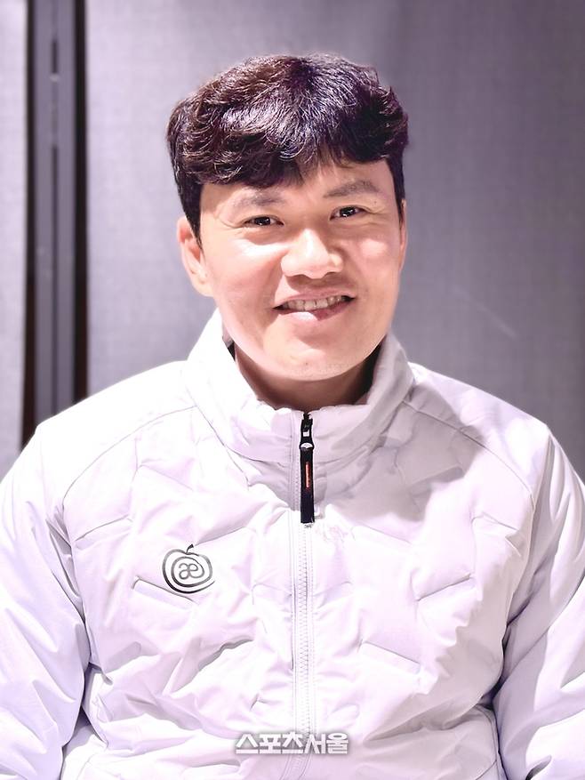 강원FC 정경호 감독이 5일 인천국제공항에서 튀르키예 출국을 앞두고 본지와 만나 인터뷰하고 있다. 인천공항 | 정다워 기자