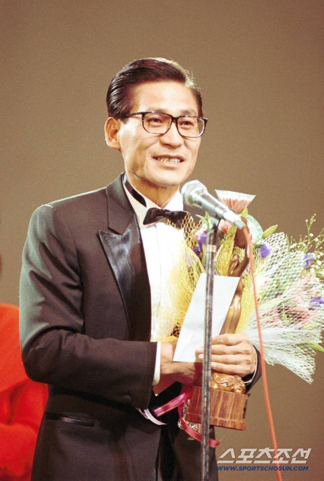 1990.12.19 제11회 청룡영화상<세종문화회관>

인기스타상 남우주연상 안성기<남부군>