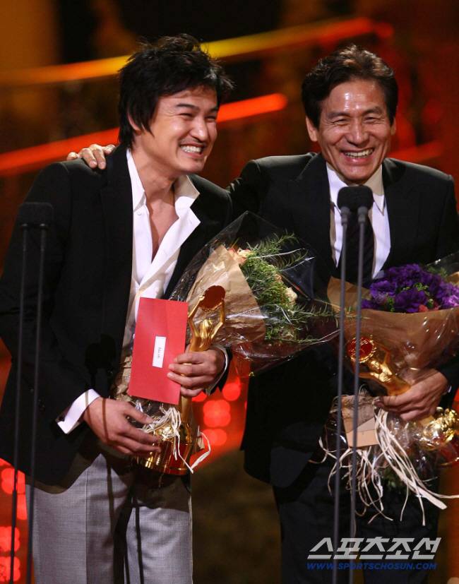 스포츠조선

2006년 12월 15일

제 27회 청룡영화상 시상식

남우주연상 공동수상자 박중훈(왼쪽)과 안성기

< 조병관 기자 rainmaker@- >