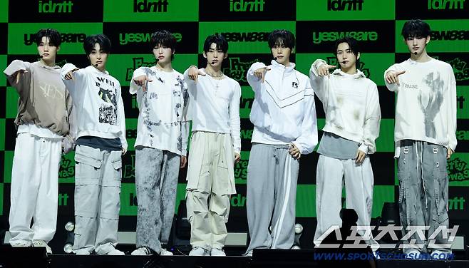 5일 서울 한남동 블루스퀘어에서 보이그룹 '아이덴티티(idntt)' 두 번째 유닛 예스위아(yesweare) 쇼케이스가 열렸다. 포즈를 취하고 있는 아이덴티티 '유네버멧' 멤버들. 한남동=송정헌 기자songs@sportschosun.com/2026.01.05/