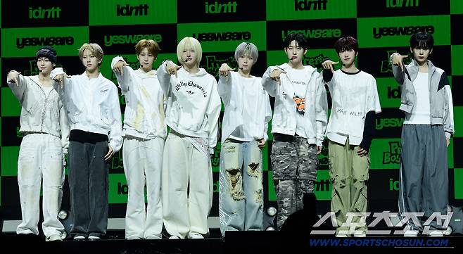 5일 서울 한남동 블루스퀘어에서 보이그룹 '아이덴티티(idntt)' 두 번째 유닛 예스위아(yesweare) 쇼케이스가 열렸다. 포즈를 취하고 있는 아이덴티티 '예스위아' 멤버들. 한남동=송정헌 기자songs@sportschosun.com/2026.01.05/
