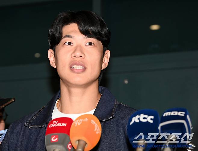 메이저리그 샌디에이고 파드리스와 입단 계약을 맺은 송성문이 23일 인천국제공항을 통해 귀국한 뒤 인터뷰를 하고 있다. 인천공항=허상욱 기자wook@sportschosun.com/2025.12.23/