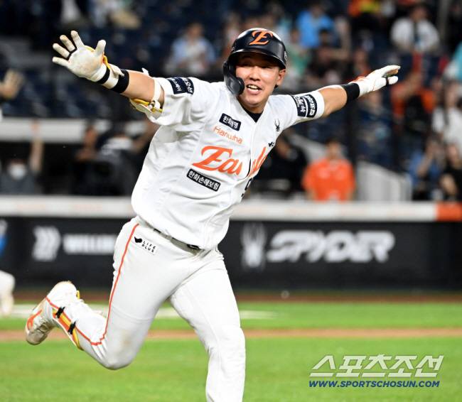 3일 대전 한화생명볼파크에서 열린 NC와 한화의 경기, 연장 10회말 1사 2,3루 한화 황영묵이 끝내기 안타를 치고 환호하고 있다. 대전=허상욱 기자wook@sportschosun.com/2025.09.03/