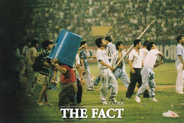 1990년 8월 26일 해태-LG와의 잠실경기에서 해태 응원석 관중들이 그라운드에 난입해 난동을 부리고 있다. 잠실야구장 최악의 사건으로 기억되고 있다.