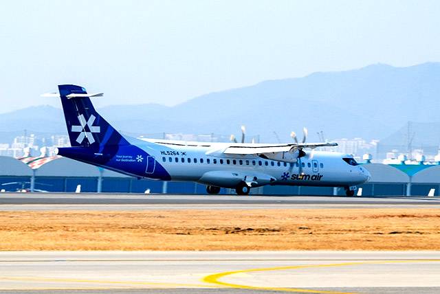 섬에어 1호기가 김포국제공항에 착륙하고 있다. /섬에어