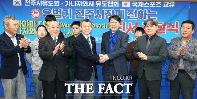 5일 전주시청 본관 3층 회의실에서 우범기 전주시장(가운데 오른쪽)과 타이 토모아키 일본 가나자와시 유도협회장(가운데 왼쪽)을 비롯한 관계자들이 기념 촬영을 하고 있다. /전주시