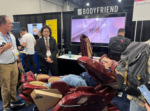 4일(현지시간) 바디프랜드 CES 2026 언베일드 부스에서 관람객이 '733'을 체험하고 있다. (사진=지디넷코리아 신영빈 기자)