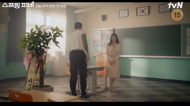 5일 tvN 새 월화드라마 '스프링 피버'가 첫 방송을 시작한다. 인기 웹소설을 원작으로 한 작품은 차가운 성격을 지닌 윤리 교사 윤봄과 뜨거운 심장의 소유자 선재규의 로맨스를 그린다. '내 남편과 결혼해줘'의 박원국 감독과 김아정 작가가 다시 뭉쳐 주목받는다. 첫 방송에 앞서 공개된 스틸컷에서는 선재규가 교무실에 난입해 윤봄과 팽팽하게 대치하는 모습이 담겨 앞으로 전개될 두 사람의 관계에 대한 궁금증을 높인다.