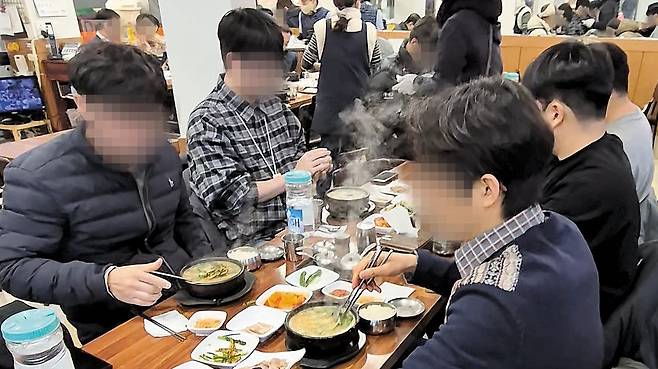 지난달 30일 오후 서울 영등포시장의 한 국밥집. 여의도에서 온 직장인들로 붐볐다. /윤성우 기자