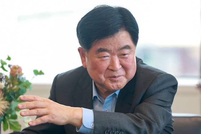 서울 계동 현대사옥, 창업주 정주영의 첫집무실이었던 방에서 조선일보와 인터뷰하고 있는 권오갑 명예회장. 좌초 위기의 현대중공업을 되살려내 '구원투수'로 불린 권오갑 명예회장은 "무려 11년을 던지고 내려왔으니 최장 등판 기록을 세운 구원투수"라며 웃었다. /장련성 기자