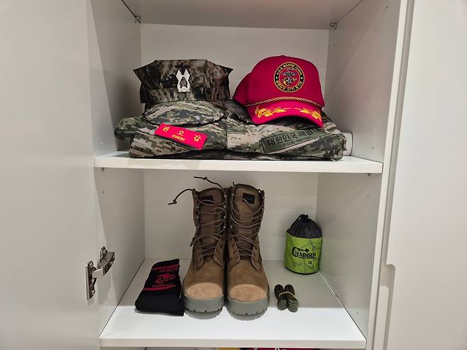 권오갑 HD현대 명예회장이 집과 사무실에 각각 한벌씩 비치해둔 해병대 전투복과 군화. 해병대 장교 출신인 그는 "나라 위해 싸우다 죽을 수 있으면 원이 없겠다"고 했다. /권오갑 명예회장 제공