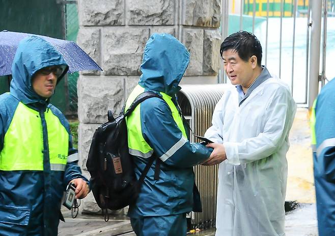 2014년 좌초 위기의 현대중공업 사장으로 임명돼 비오는 출근길 직원들과 일일이 악수하며 "힘 합쳐 회사를 살려보자"고 호소하는 권오갑 명예회장. /HD현대 제공