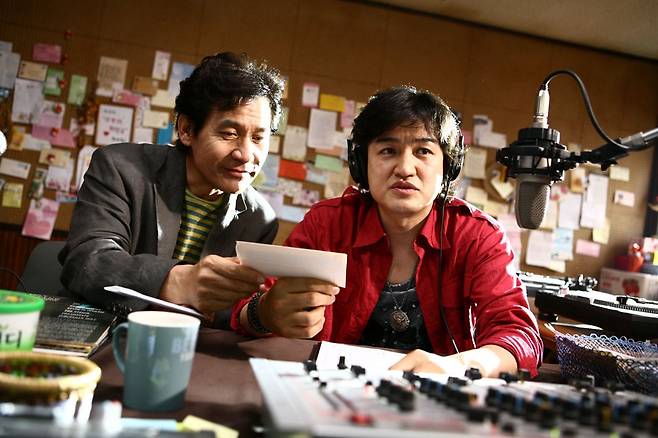 영화 라디오스타에 박중훈과 출연한 안성기.