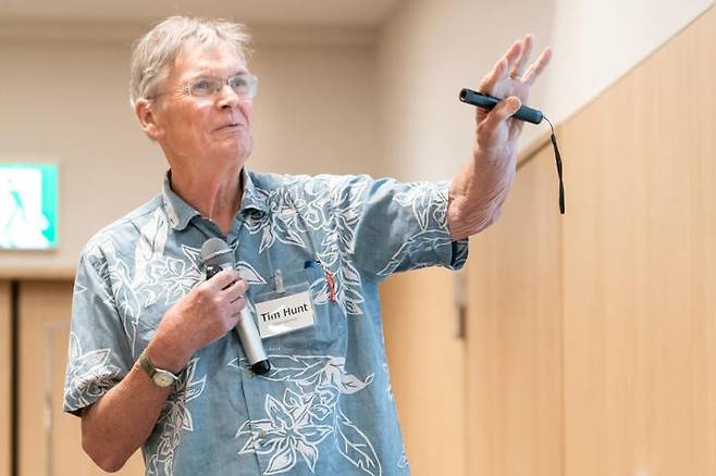 2001년 노벨생리의학상 수상자인 팀 헌트 프랜시스 크릭 연구소 명예교수가 일본 게이오대에서 강연하고 있다./게이오대