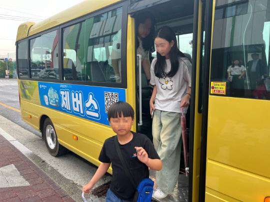 방과 후 수업과 돌봄 프로그램을 마친 학생들이 제버스를 이용하고 있다. 사진=제천시 제공