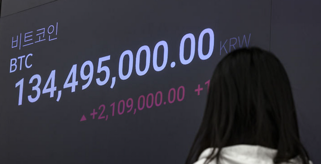 가상자산 비트코인이 연초부터 상승 흐름을 이어가며 1억3000만원선을 다시 넘어선 5일 오전 서울 강남구 업비트 고객센터 전광판에 시세가 나오고 있다.ⓒ뉴시스