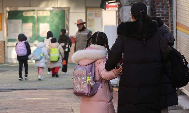서울 한 초등학교 부근에서 학부모가 자녀들과 교문으로 향하고 있다.ⓒ연합뉴스
