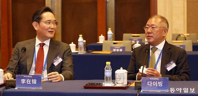 이재용 삼성전자 회장과 정의선 현대차그룹 회장이  5일 중국 베이징 조어대에서 열린 한중 비즈니스포럼에서 대화하고 있다. 송은석 기자 silverstone@donga.com