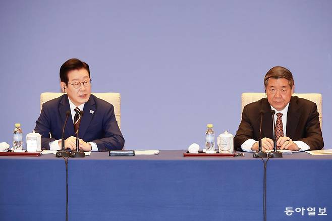 이재명 대통령이 5일 중국 베이징 조어대에서 열린 한중 비즈니스포럼에서 발언하고 있다. 송은석 기자 silverstone@donga.com