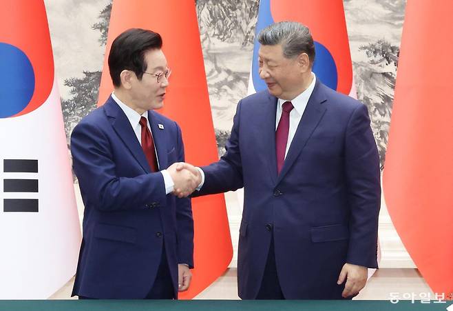 이재명 대통령과 시진핑 중국 국가주석이 5일 오후 베이징 인민대회당에서 열린 MOU 서명식에서 악수를 하고 있다. 베이징=송은석 기자 silverstone@donga.com