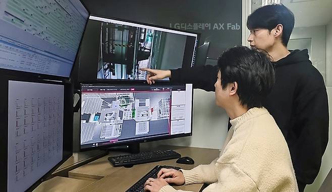 LG디스플레이 직원들이 AI를 활용해 작업을 하고 있다. 〈사진 LG디스플레이 제공〉