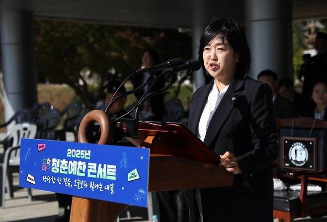 홍소영 병무청장이 지난해 11월 10일 경남 창원 해군교육사령부에서 열린 입영문화제 '청춘예찬 콘서트'에서 해군으로 입영하는 청년들에게 새로운 출발을 응원하는 메시지를 낭독하고 있다. 병무청 제공