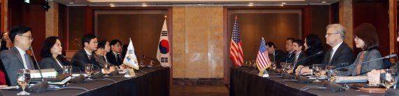 한·미 자유무역협정(FTA) 개정 2차 협상을 위해 양국 협상단이 지난 2018년 1월 31일 서울 소공동 롯데호텔에서 마주앉은 모습. /사진=연합뉴스