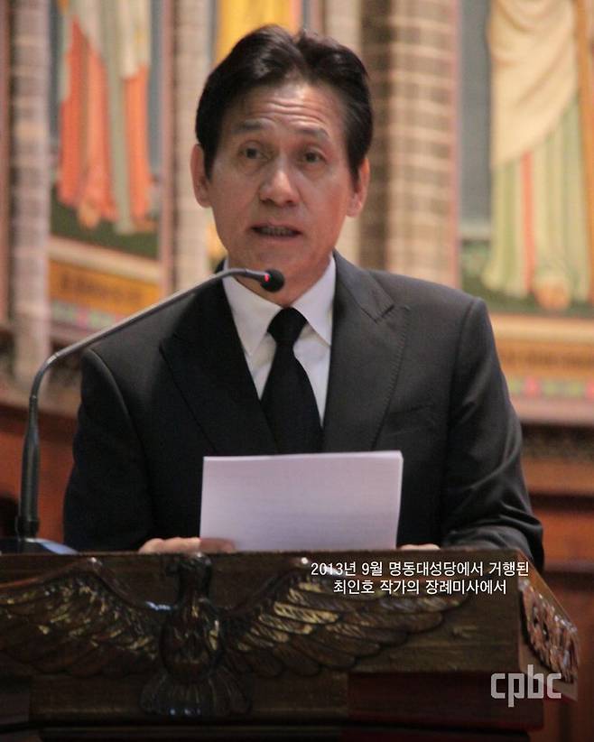 고인이 된 안성기를 추모하며 올린 페이스북 이용자의 사진들.