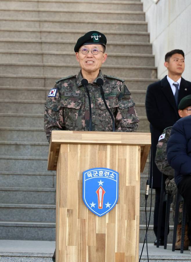 김규하 육군참모총장이 5일 충남 논산시 육군훈련소에서 열린 2026년 새해 첫 입영식에서 입영장병들과 가족들을 향해 인사말을 하고 있다.  연합뉴스