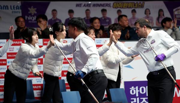 하이원리조트 선수들이 4일 열린 팀리그 에스와이와 경기 중 손을 마주치며 분위기를 끌어올리고 있다. PBA 제공