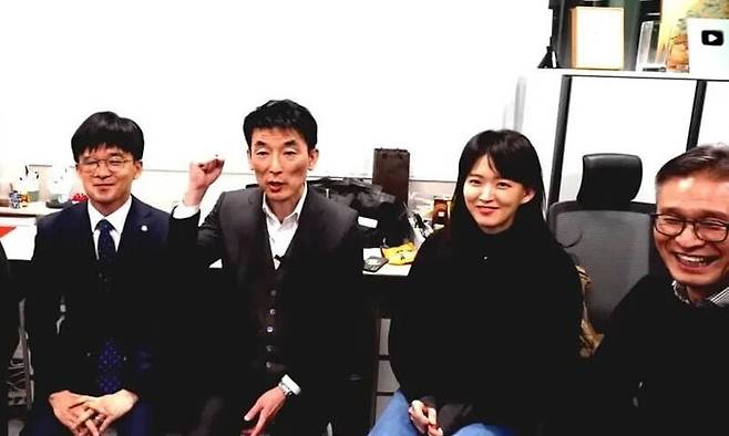 법정 소동으로 감치 선고 뒤 풀려난 이하상(왼쪽에서 셋째), 권우현(둘째) 변호사가 재판장을 비방하는 유튜브 동영상 모습. ‘진격의 변호사들’ 화면 갈무리.