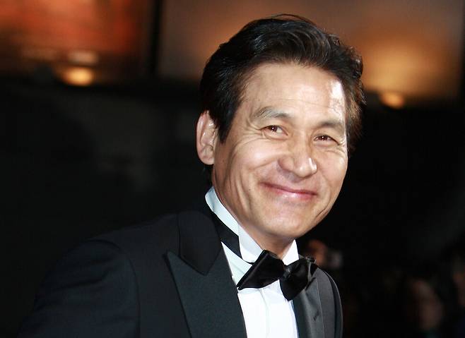 민 배우 안성기가 5일 별세했다. 향년 74세. 사진은 지난 2008년 서울 광화문 세종문화회관에서 열린 제7회 대한민국 영화대상 시상식에서 레드카펫 인사를 하는 안성기. 연합뉴스