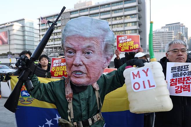 트럼프 1년 규탄 국제민중행동 조직위원회에 참여하고 있는 시민사회단체 회원들이 5일 서울 광화문광장에서 미국이 군사작전을 통해 니콜라스 마두로 베네수엘라 대통령을 전격 축출한 것과 관련해 규탄 기자회견을 하고 있다. 연합뉴스