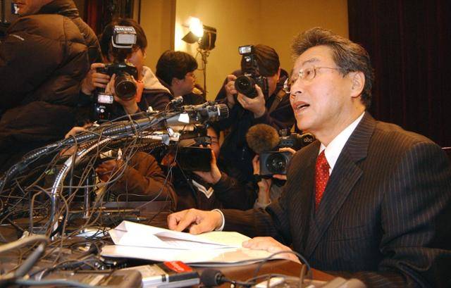 2006년 1월 10일 서울대 문화관에서 정명희 조사위원장이 황우석 논문 조작 의혹에 대한 최종 조사결과를 발표하고 있다. 이날 발표에선 1번 줄기세포가 복제가 아닌 처녀생식 줄기세포라는 사실이 처음 드러났다. 한국일보 자료사진