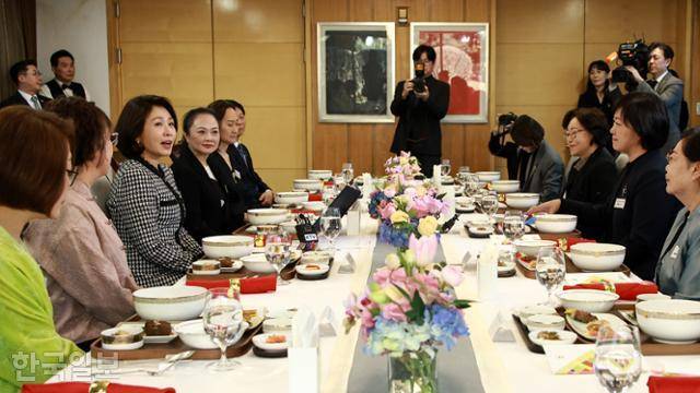 김혜경 여사가 5일 베이징 주한 중국대사관저에서 열린 한중 가교 역할 중국인 여성 초청 한식 오찬 간담회에서 발언하고 있다. 베이징=왕태석 선임기자