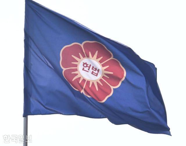 윤석열 전 대통령의 탄핵심판 선고기일을 하루 앞둔 지난해 4월 3일 서울 종로구 헌법재판소 내부에 있는 헌재 깃발이 바람에 흔들리고 있다. 최주연 기자