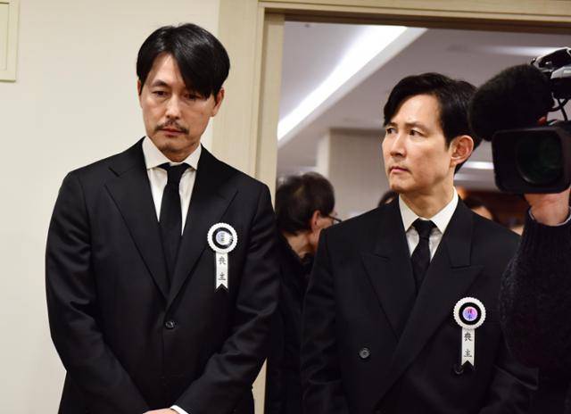 (서울=뉴스1) 사진공동취재단 = 배우 정우성과 이정재가 5일 서울 서초구 서울성모병원 장례식장에 마련된 배우 안성기의 빈소에서 조문객을 맞이하고 있다. 2026.1.5/뉴스1