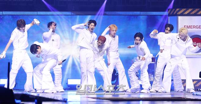 ‘2025 코리아 그랜드 뮤직 어워즈 with iM뱅크’(2025 KGMA) 첫날 아티스트데이가 14일 오후 인천 영종도 인스파이어 아레나에서 펼쳐졌다. 그룹 싸이커스가 공연을 펼치고 있다. 영종도(인천)=KGMA특별취재단/2025.11.14./