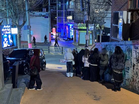 지난해 12월 31일 홍대 인근에서 술집 입장을 위한 줄이 늘어서 있다. 한찬우 기자