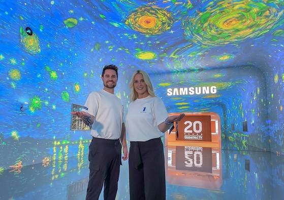 삼성전자 모델이 미국 라스베이거스에서 열리는 세계 최대 가전·정보기술(IT) 박람회 ‘CES 2026’ 개막 전인 3일(현지시간) 윈호텔 삼성전자 단독 전시관에서 대형 터널 형태의 'AI 갤러리'를 소개하고 있다. 사진=삼성전자