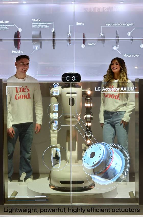 LG전자가 미국 라스베이거스에서 열리는 가전·정보기술(IT) 박람회 ‘CES 2026’ 전시관에서 홈 로봇 'LG 클로이드'와 로봇의 관절 역할을 하는 액추에이터 브랜드 'LG 액추에이터 악시움'을 처음 공개한다. 사진 LG전자