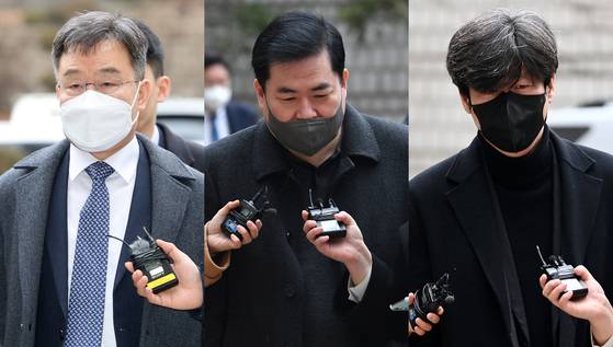 서울중앙지법은 지난해 10월 대장동 개발사업 비리 의혹에 연루된 민간업자 5명에게 실형을 선고하고 법정 구속했다. 왼쪽부터 김만배 화천대유자산관리 대주주, 유동규 전 성남도시개발공사 기획본부장, 남욱 변호사. 뉴스1