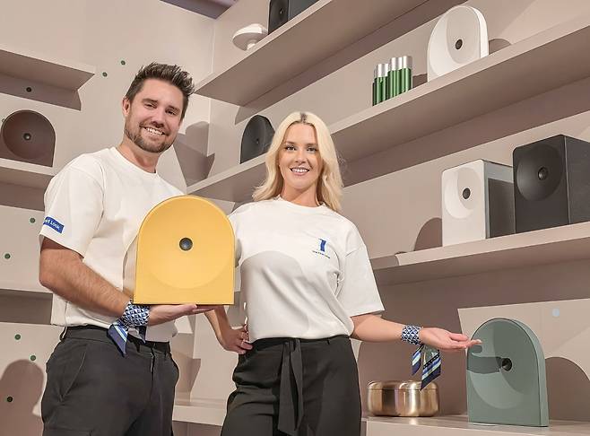 삼성전자 모델이 미국 라스베이거스에서 열리는 세계 최대 전자 전시회 'CES 2026'에 마련된 윈호텔 삼성전자 단독 전시관에서 와이파이 스피커 신제품 '뮤직 스튜디오'를 소개하고 있다. 사진=삼성전자 제공